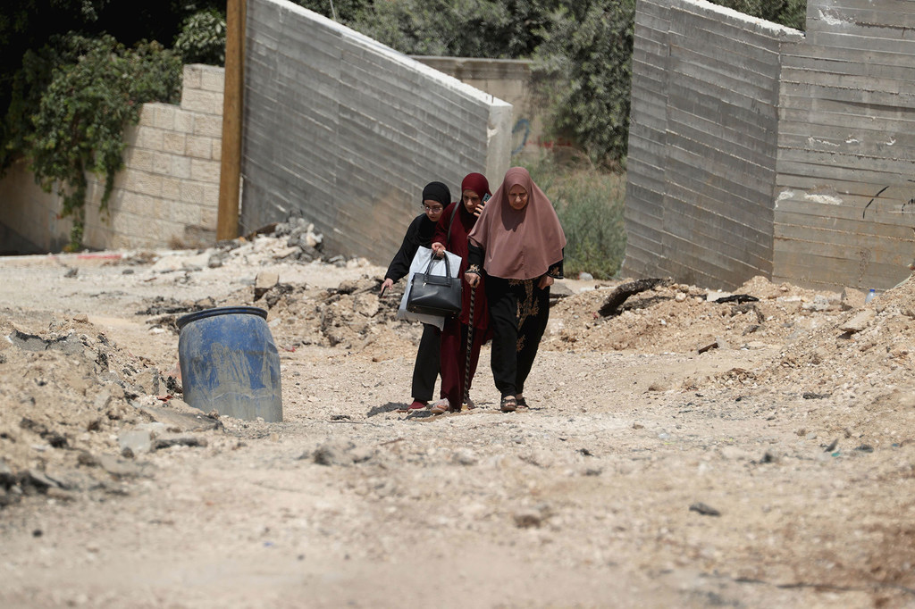 أجبر فلسطينيون على الفرار من منازلهم في الضفة الغربية بسبب العمليات التي تقوم بها قوات الأمن الإسرائيلية هناك. أجبر فلسطينيون على الفرار من منازلهم في الضفة الغربية بسبب العمليات التي تقوم بها قوات الأمن الإسرائيلية هناك.