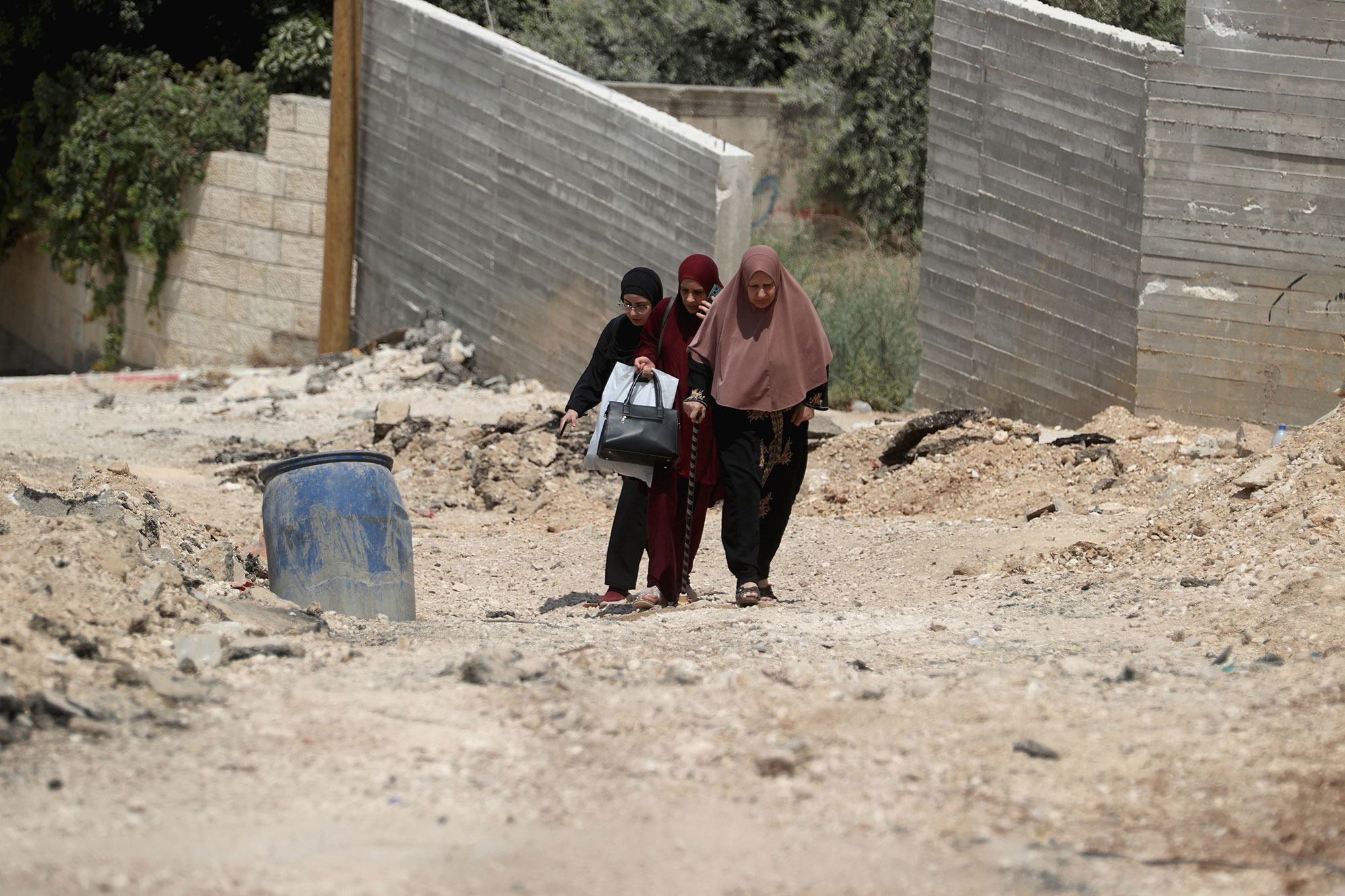 Des Palestiniens sont contraints de fuir leurs foyers en Cisjordanie.