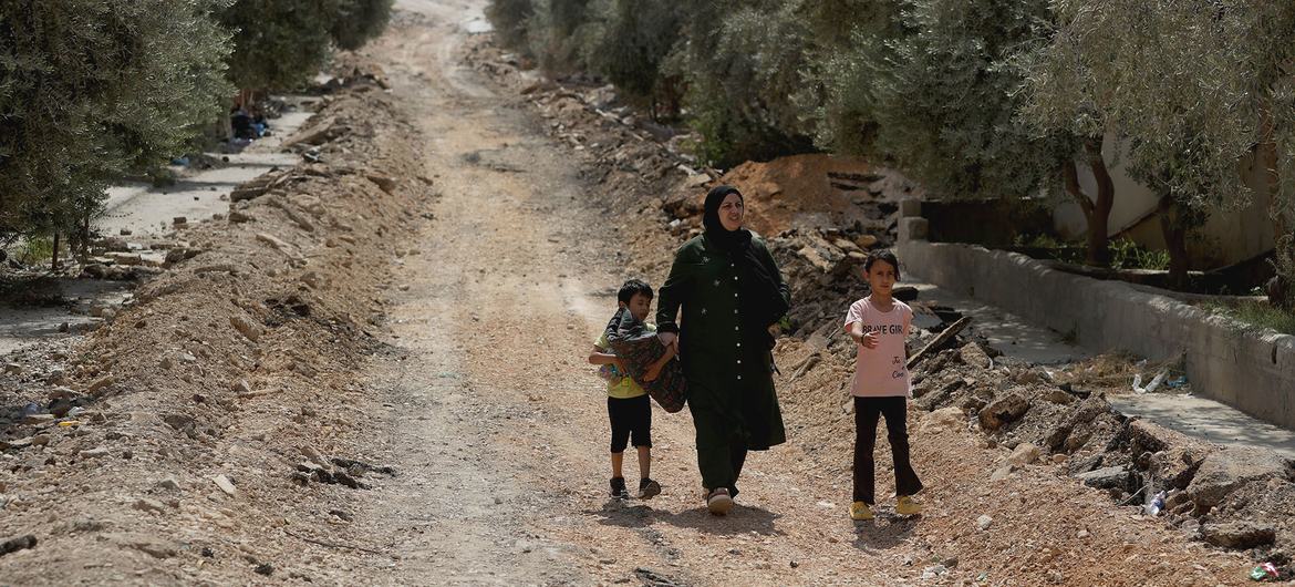 Una mujer y dos niños caminan cerca de la ciudad de Yenín, en Cisjordania (archivo). Una mujer y dos niños caminan cerca de la ciudad de Yenín, en Cisjordania (archivo).