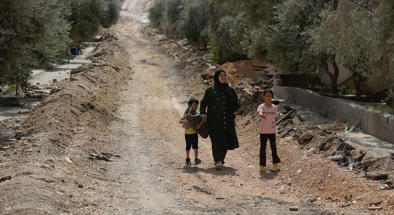 Una mujer y dos niños caminan cerca de la ciudad de Yenín, en Cisjordania.