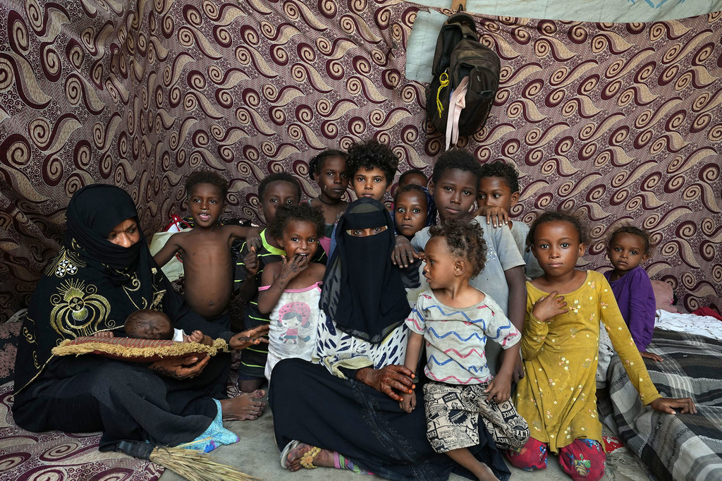Des femmes et des enfants dans un camp pour personnes déplacées par le conflit et la crise climatique au Yémen.