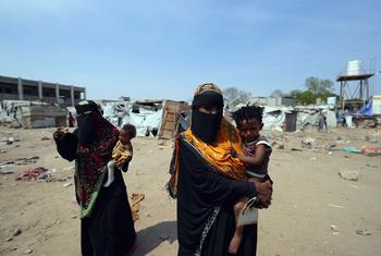 Des femmes et enfants dans un camp pour personnes déplacées par le conflit au Yémen.