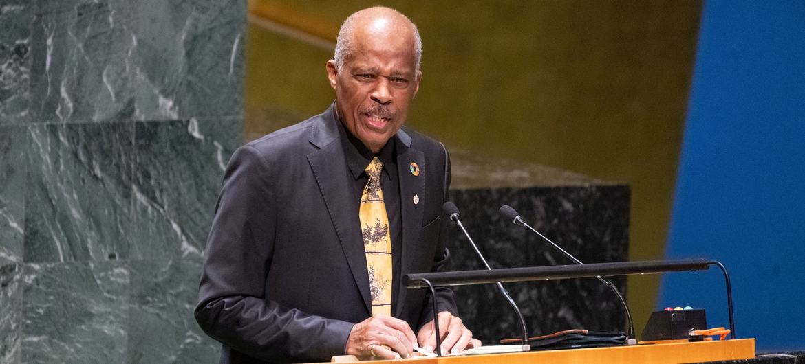 السير هيلاري بيكلز، نائب رئيس جامعة جزر الهند الغربية ورئيس لجنة التعويضات التابعة للجماعة الكاريبية، يلقي كلمة أمام الجمعية العامة.