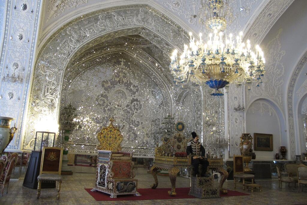 伊朗德黑兰,德黑兰,戈莱斯坦宫的王位室内部,特色精致的镜像作品,一个大吊灯和一个金玉座.