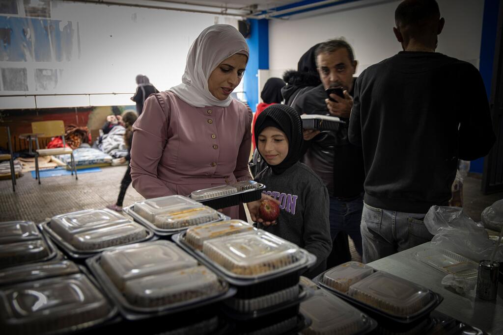 Distribution de nourriture à des familles déplacées qui se sont réfugiées dans une école publique de Beyrouth, au Liban.
