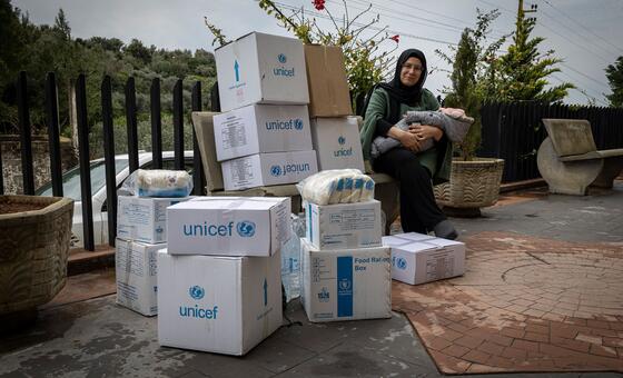 Des fournitures humanitaires sont distribuées à des familles déplacées dans le nord du Liban.