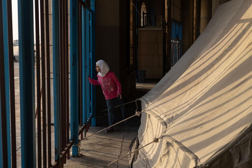 Familias desplazadas reciben refugio en el Camille Chamoun Sports City Stadium en Beirut, Líbano.
