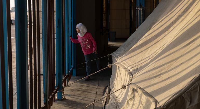 Familias desplazadas reciben refugio en el Camille Chamoun Sports City Stadium en Beirut, Líbano.