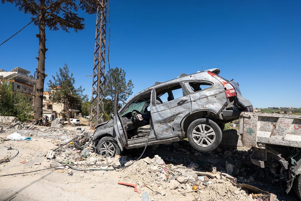 Une voiture endommagée dans une rue de Tebnine, dans le sud du Liban.
