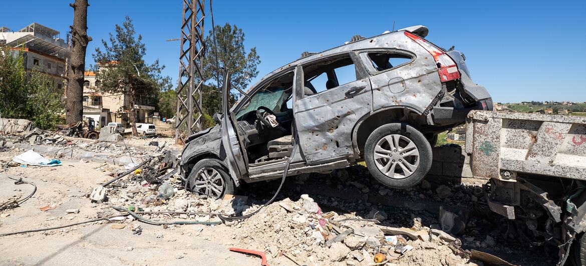 Un vehículo dañado está volcado en una calle de Tebnine, en el sur del Líbano, mostrando una destrucción generalizada cerca del Hospital Gubernamental de Tebnine. La imagen destaca el grave impacto del conflicto en el sector de la salud, donde UNICEF está apoyando la atención médica esencial mediante los kits de emergencia de salud interinstitucionales.