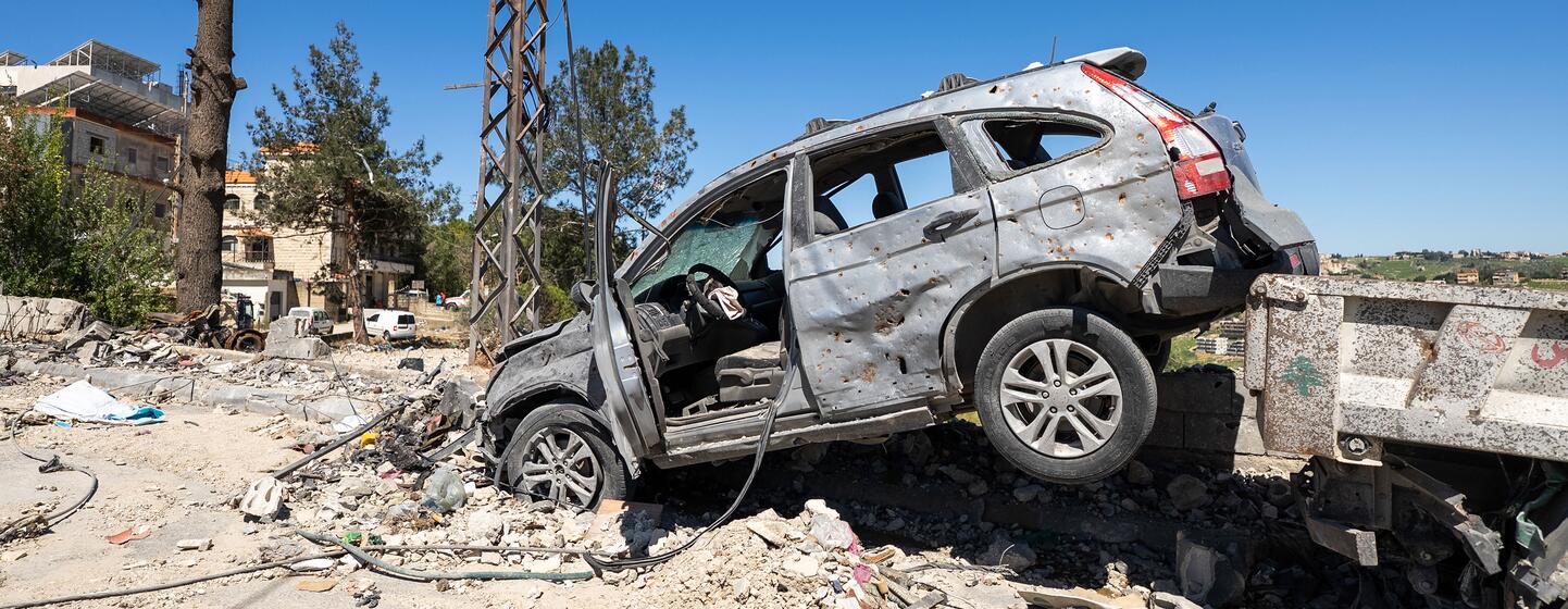 Un véhicule endommagé est retourné dans une rue de Tebnine, au sud du Liban, révélant des destructions généralisées à proximité de l'hôpital gouvernemental de Tebnine. L'image met en évidence l'impact grave du conflit sur le secteur de la santé, où l'UNICEF soutient les soins de santé essentiels grâce à des kits d'urgence interorganisations.