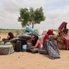 一位母亲和她的四个女儿从苏丹抵达乍得。