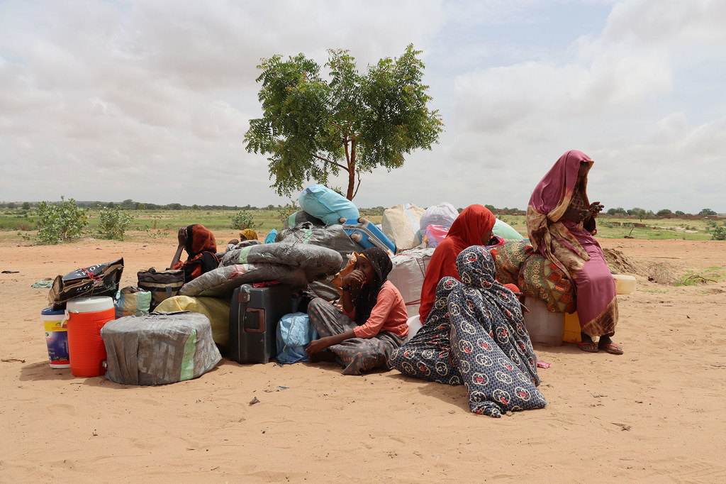 Une mère et ses quatre filles arrivent au Tchad en provenance du Soudan.