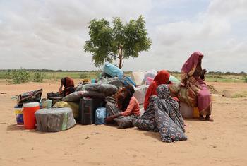 لاجئة سودانية تصل مع بناتها إلى تشاد