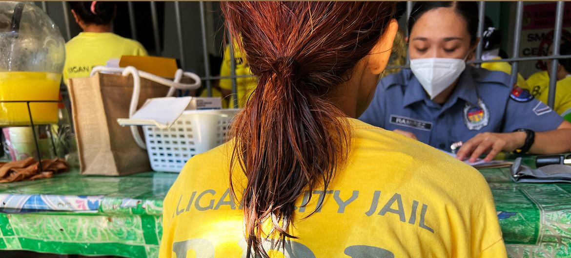 Una mujer en la cárcel de la ciudad de Iligan tiene una consulta de salud.