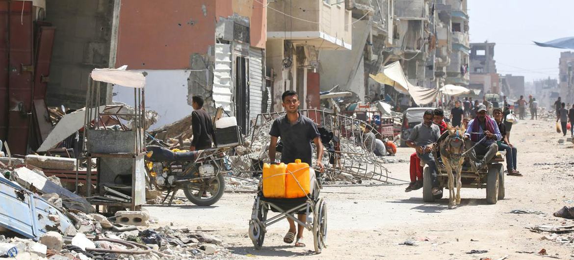 Многие люди в Газе живут в разрушенных зданиях.