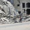 Uma criança caminha pelas ruínas de Gaza