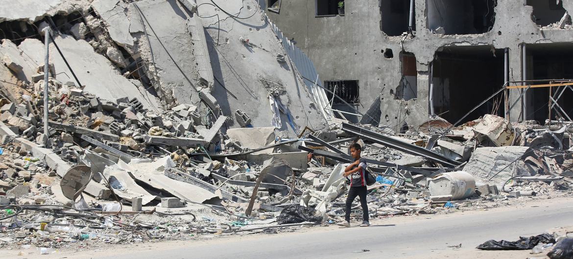 طفل يسير وسط الركام في غزة. يعيش أهل القطاع وسط الدمار وأكوام القمامة والصرف الصحي.