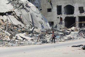 طفل يسير وسط الركام في غزة. يعيش أهل القطاع وسط الدمار وأكوام القمامة والصرف الصحي.
