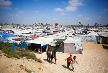وفي غزة، يعيش العديد من الأشخاص الذين فروا من منازلهم في الخيام.