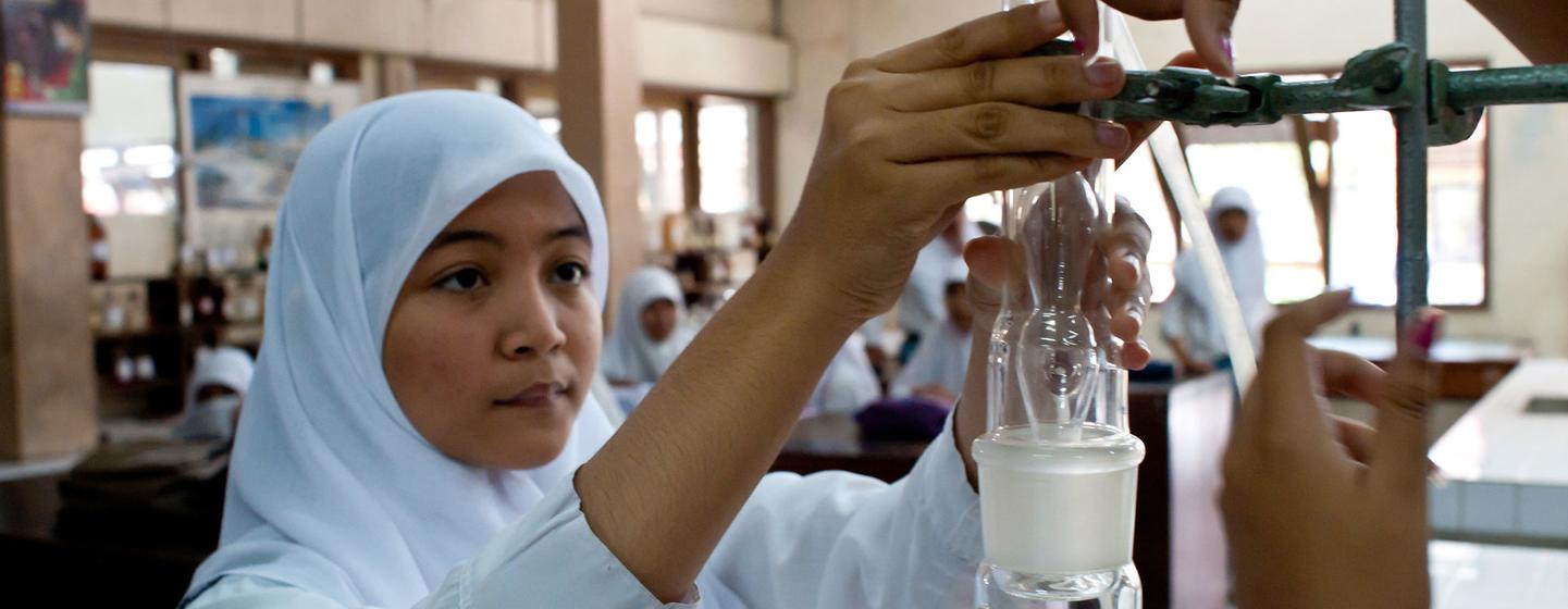 Un élève travaille dans un laboratoire de chimie dans la province indonésienne de Yogyakarta.