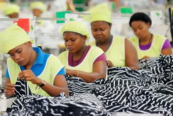 Des femmes haïtiennes travaillent sur une chaîne de production dans une usine de vêtements.