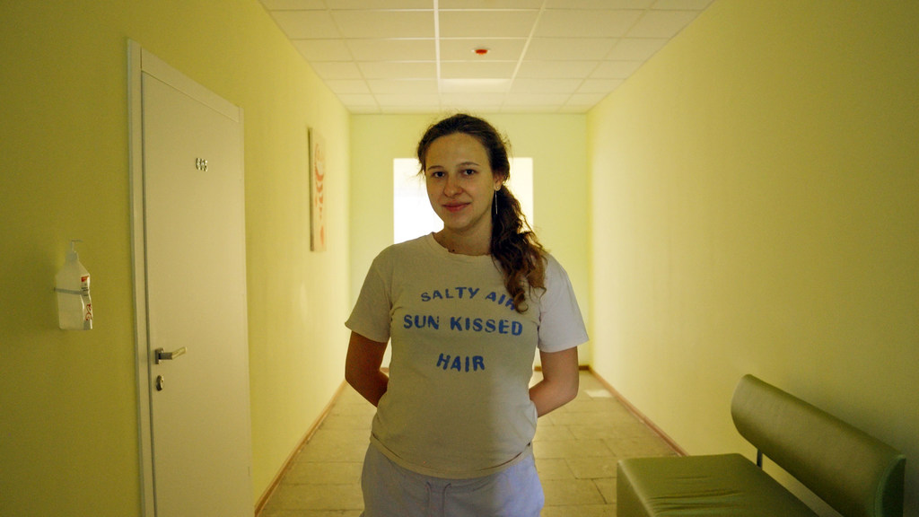 Una mujer ucraniana embarazada permanece de pie en el pasillo de un hospital en Kyiv, Ucrania.