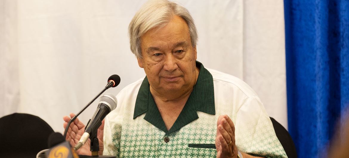 Le Secrétaire général de l'ONU, António Guterres, informe les journalistes lors de la présentation à Tonga du rapport de l'OMM sur le climat dans le Pacifique.