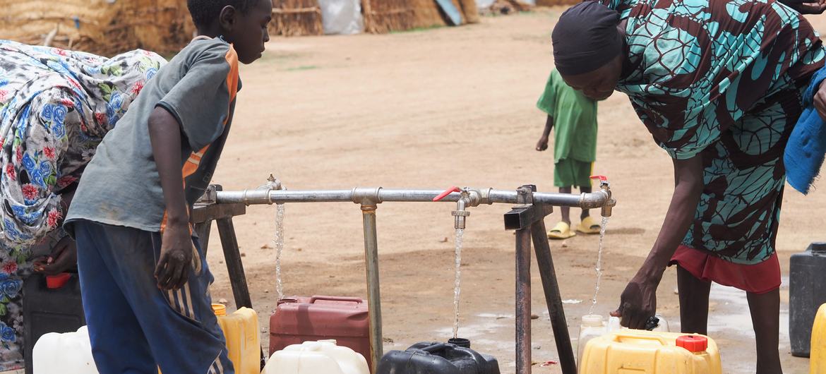 Coleta de água no Sudão