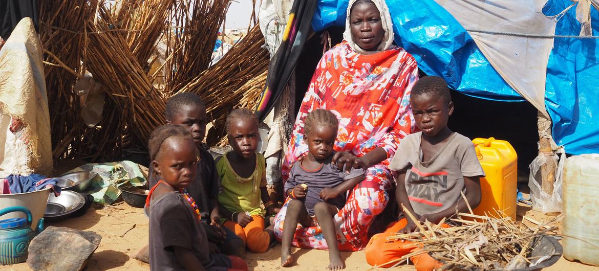 Una familia sudanesa desplazada se refugia en Adre, en la frontera con Chad.