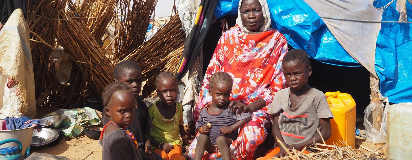 Une famille de réfugiés dans un camp au Soudan