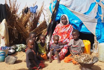 Una familia de refugiados sudaneses se refugia en Adre, en la frontera con Chad.