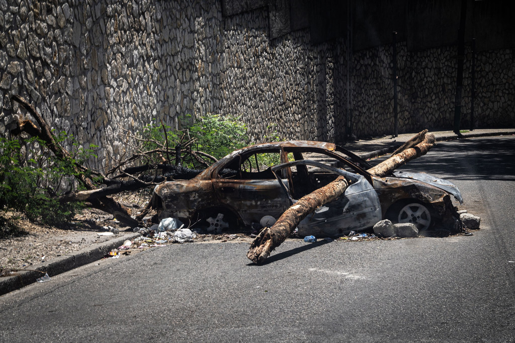 Une voiture brûlée sert de barricade dans une rue de Port-au-Prince. Avec plus de 150 gangs opérant dans et autour du pays, toutes les routes à l'intérieur et à l'extérieur de la capitale haïtienne sont maintenant sous le contrôle d'une forme ou d'une au…