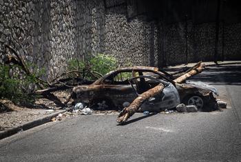سيارة محترقة تعمل كحاجز في أحد شوارع بورت أو برنس.