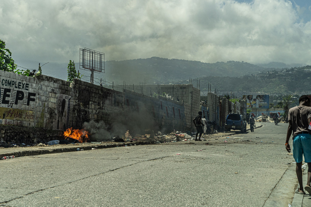 Los incendios arden en las calles de la zona de Cité Soleil de Puerto Príncipe.