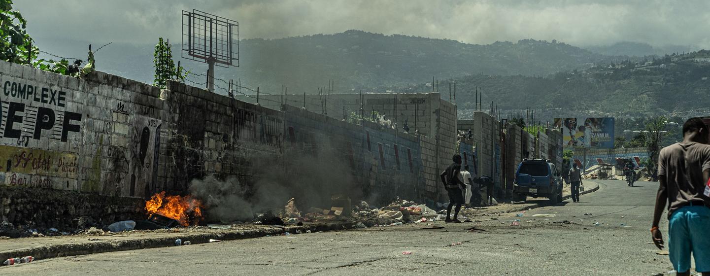 Des feux embrasent une rue de Cité-Soleil, dans l'aire urbaine de Port-au-Prince. 