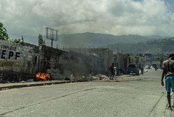 हेती की राजधानी पोर्त-ओ-प्रिन्स में सड़कों पर आगज़नी.