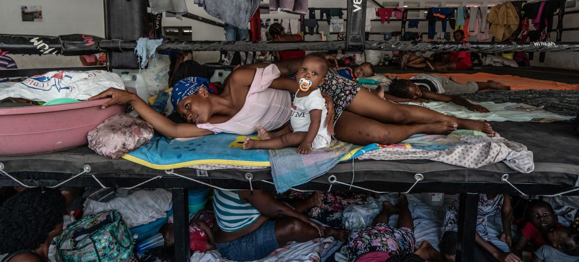 Hombres, mujeres y niños desplazados refugiados en un estadio de boxeo en el centro de Puerto Príncipe tras huir de sus hogares durante los ataques de bandas en agosto de 2023.