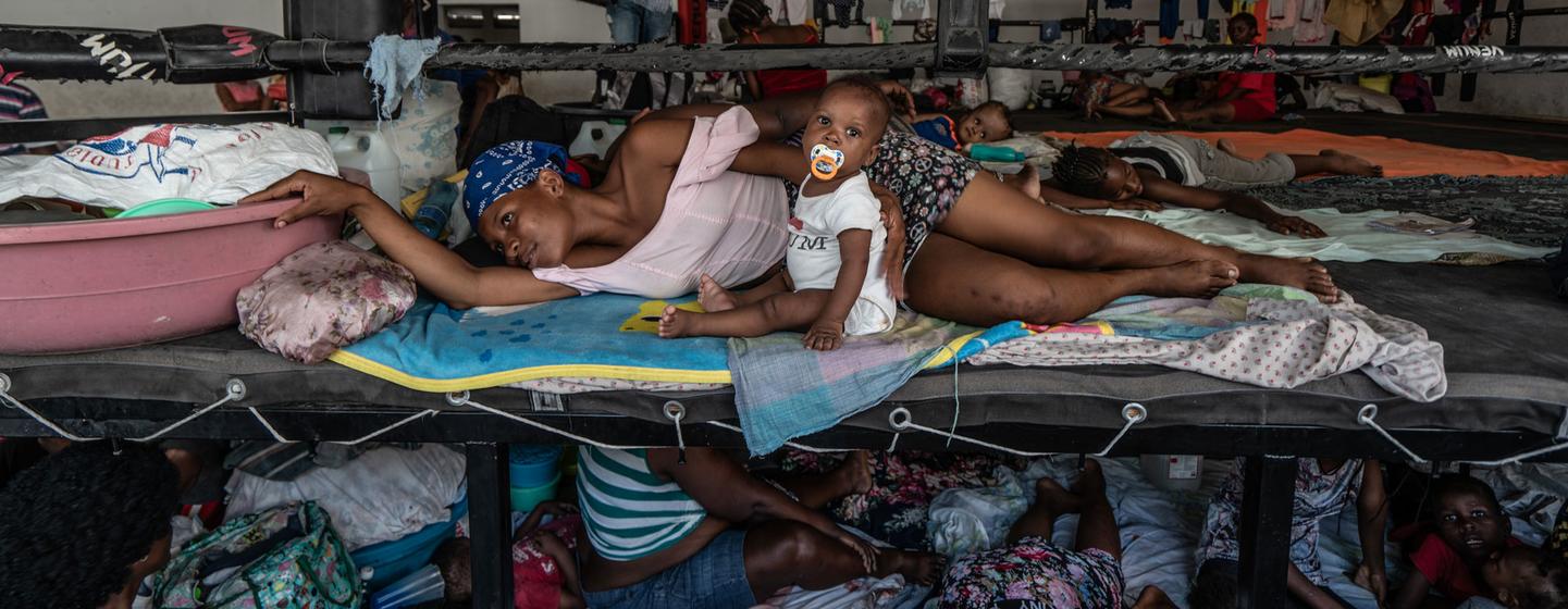 Hombres, mujeres y niños desplazados refugiados en un estadio de boxeo en el centro de Puerto Príncipe tras huir de sus hogares durante los ataques de bandas en agosto de 2023.