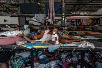 Hombres, mujeres y niños desplazados se refugian en un estadio de boxeo en el centro de Puerto Príncipe tras huir de sus hogares durante los ataques de bandas en agosto de 2023.