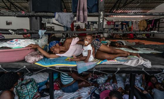 Des hommes, des femmes et des enfants déplacés dans une arène de boxe du centre-ville de Port-au-Prince après avoir fui leur domicile lors d'attaques de gangs en août 2023.