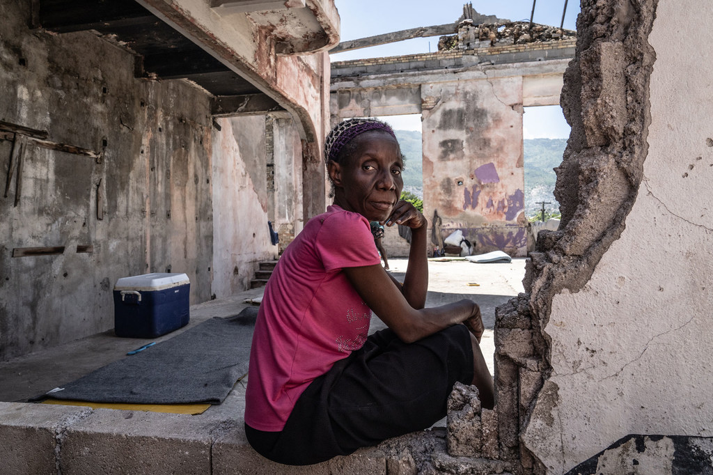 Une femme haïtienne déplacée sur le toit du théâtre Rex Medina dans le centre de Port-au-Prince, en Haïti.