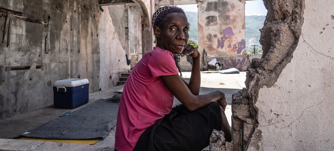 Uma mulher haitiana deslocada sentada no telhado do teatro Rex Medina, no centro de Porto Príncipe