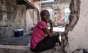 امرأة هايتية نازحة تجلس على سطح مسرح ريكس مدينا في وسط مدينة بور-أو-برنس.