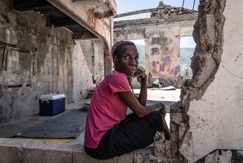 Une femme haïtienne déplacée sur le toît du théâtre Rex Medina dans le centre de Port-au-Prince, en Haïti.