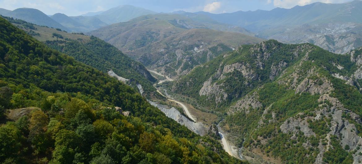 Montanhas arborizadas na região de Karabakh