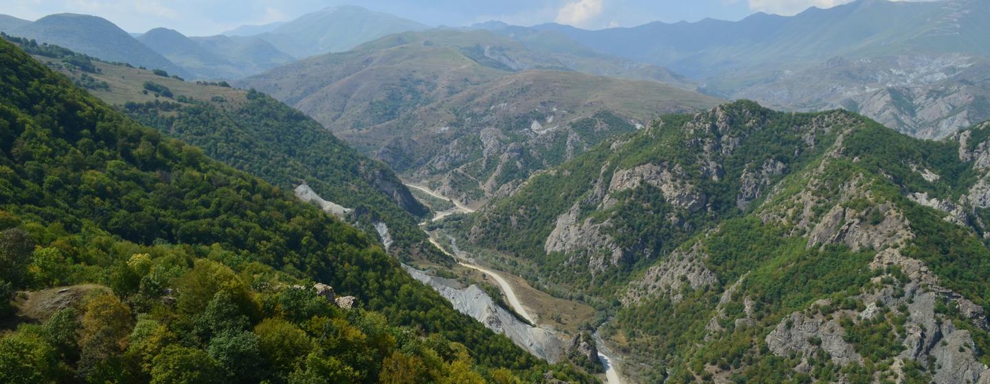 Les montagnes boisées de la région du Karabakh.