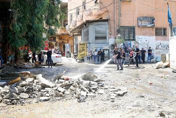 Los residentes limpian las calles de Nur Shams en Cisjordania.