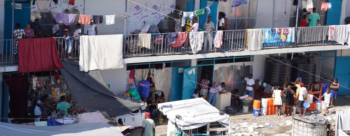 Algunas personas que han huido de sus hogares en Haití viven ahora en escuelas.