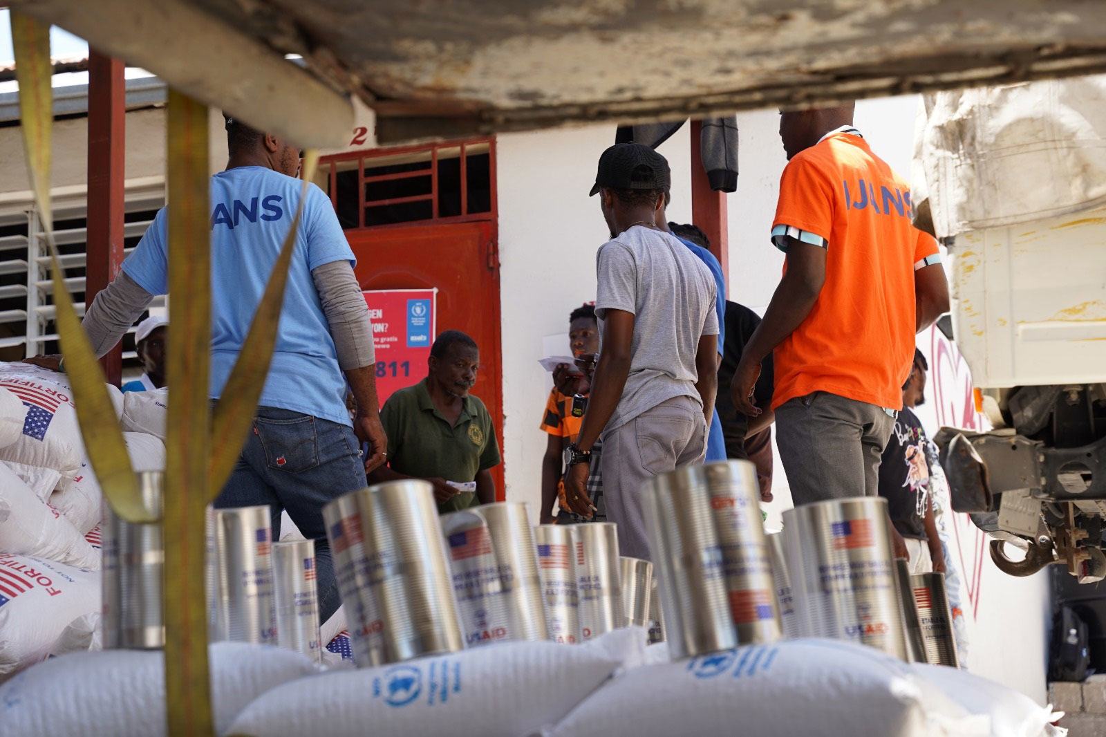 Distribution de nourriture en Haïti alors que le pays est confronté à des niveaux de famine sans précédent.